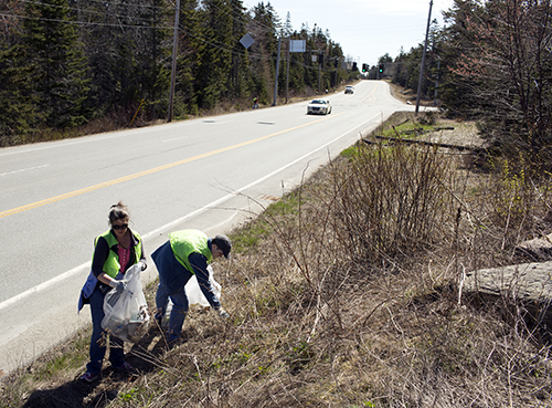 Honk to Say ‘Thanks’ during Roadside Cleanup